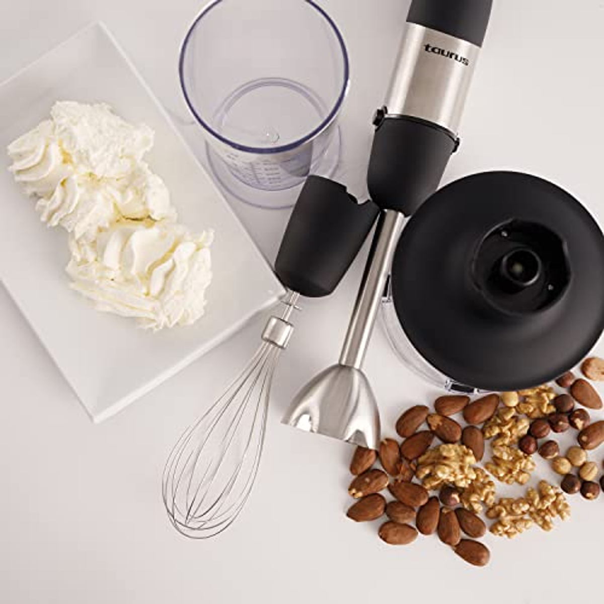 Una batidora de mano con frutos secos y crema.