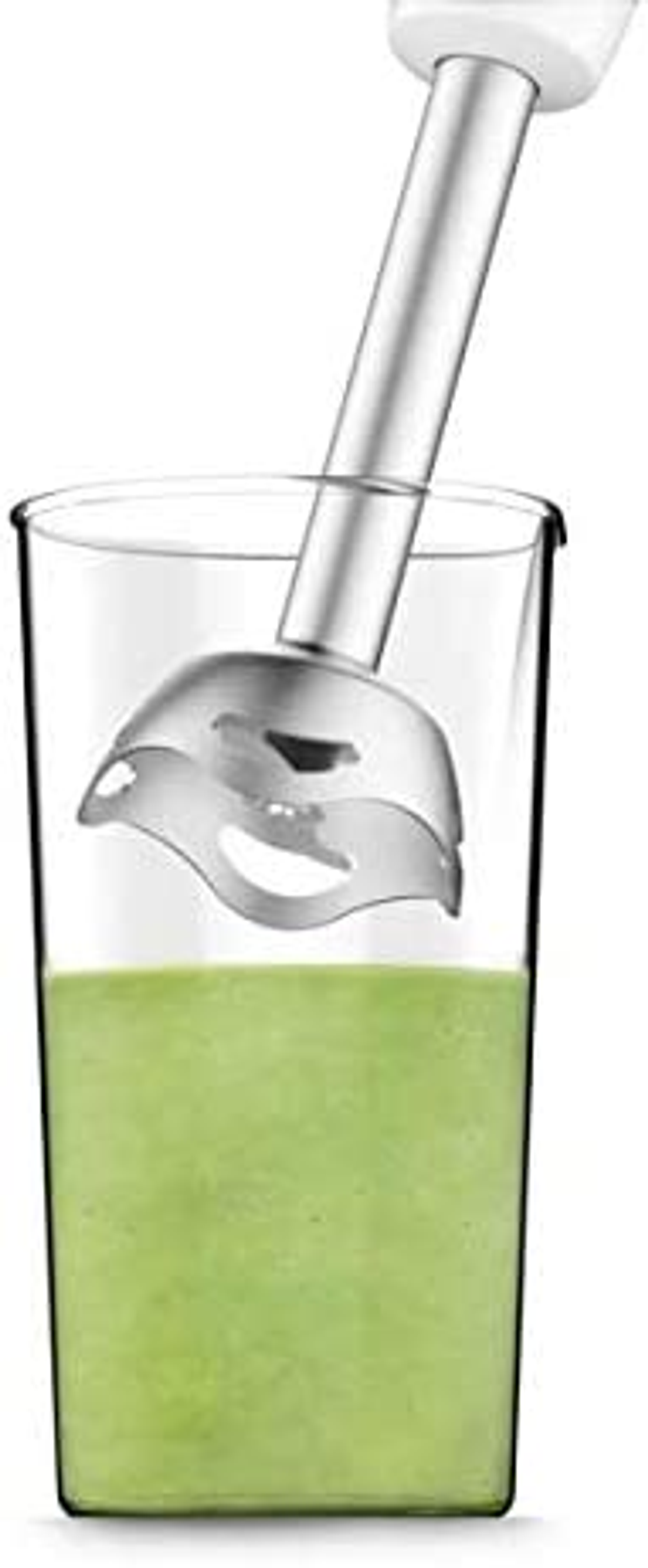 Staafmixer in een glas groene vloeistof, met de mengkop ondergedompeld.