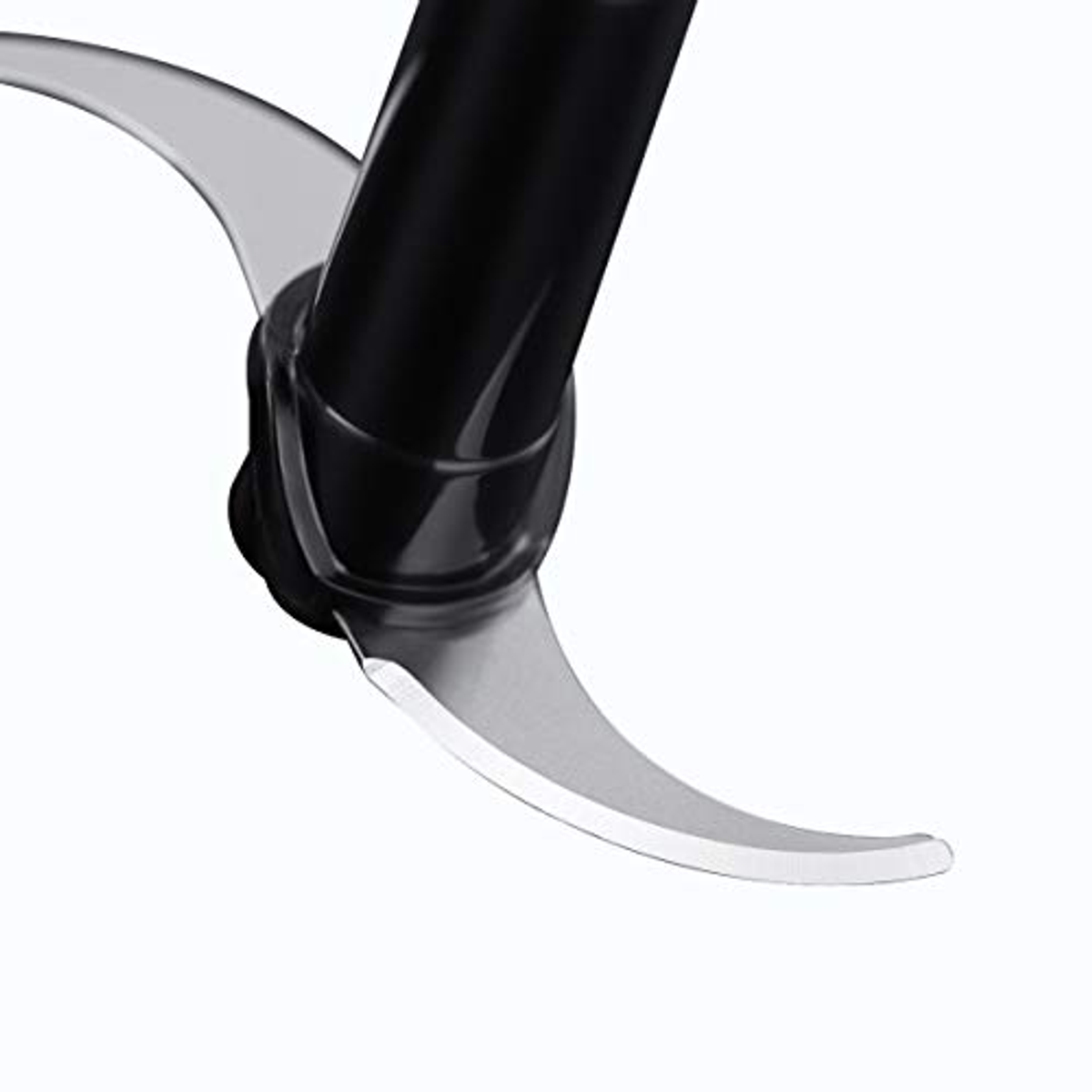 Zbliżenie czarnego i srebrnego ostrza blendera. Ostrza są zakrzywione i ostre.