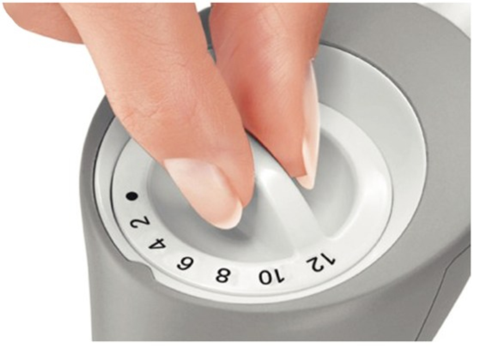 Ręka obracająca pokrętło na urządzeniu. Pokrętło jest oznaczone liczbami: 2, 4, 6, 8, 10, 12.