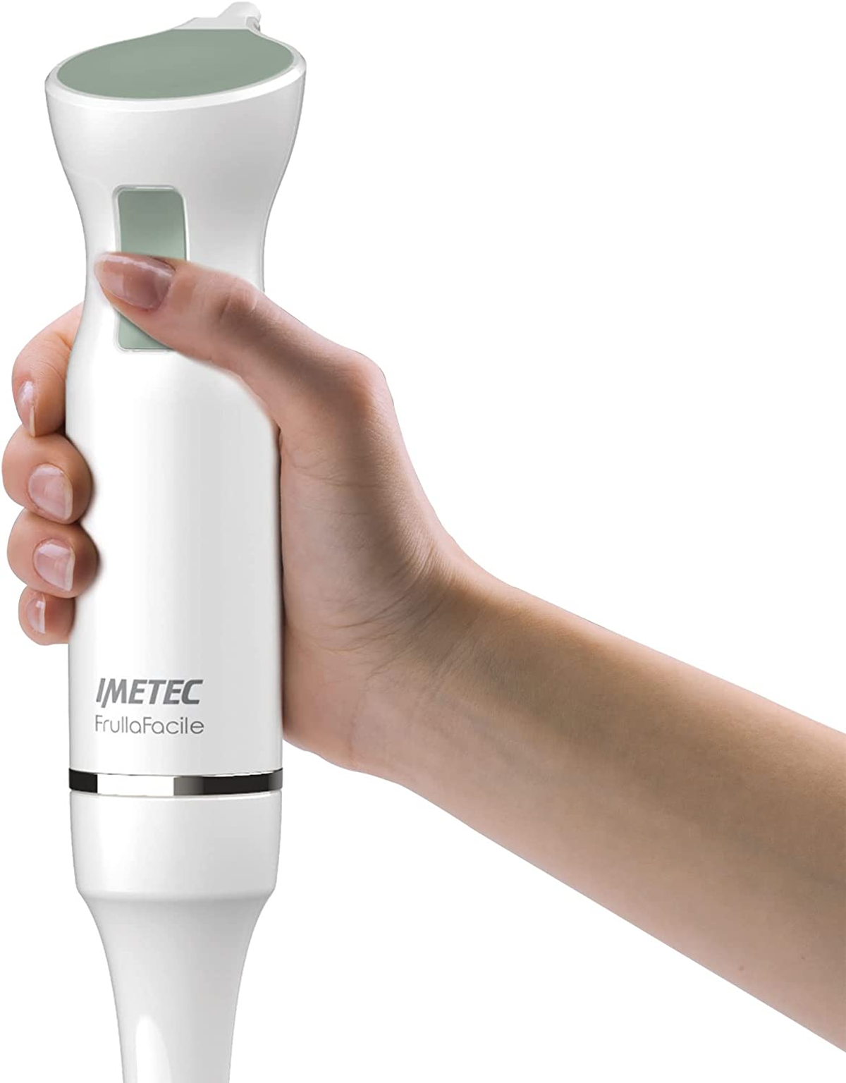 Ręka osoby trzymająca biały blender ręczny. Blender ma zielony przycisk. Tło jest białe.