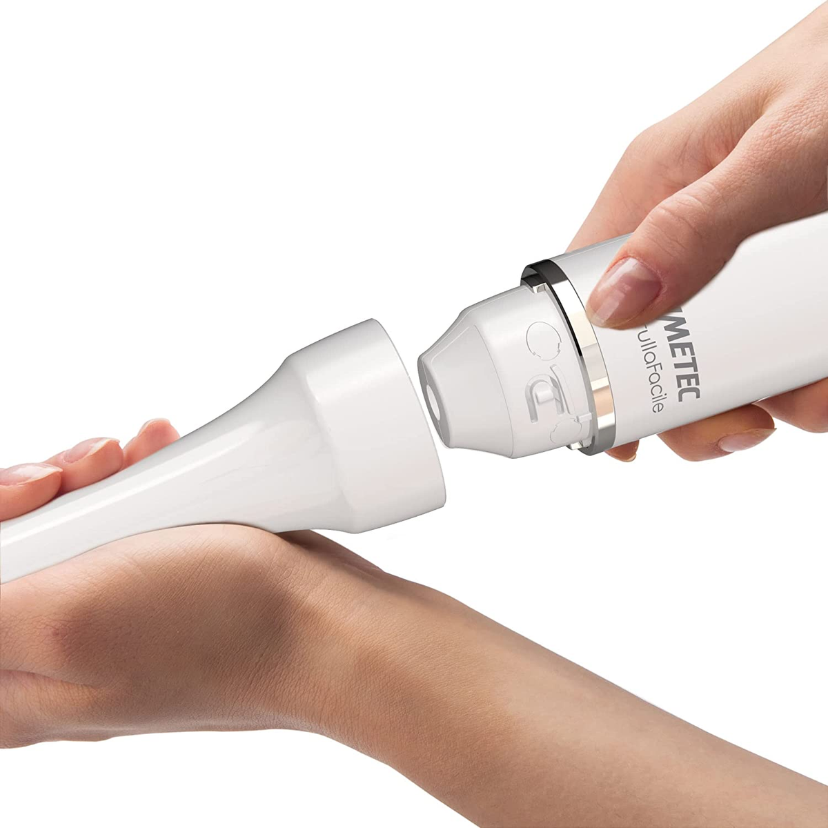 Ręce składające biały blender ręczny. Części mają zostać połączone.