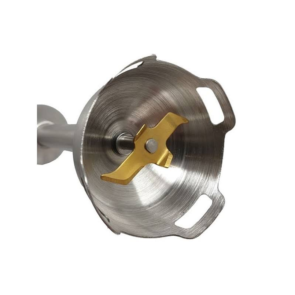 Primer plano de una cuchilla de licuadora de metal. La cuchilla es de color dorado.