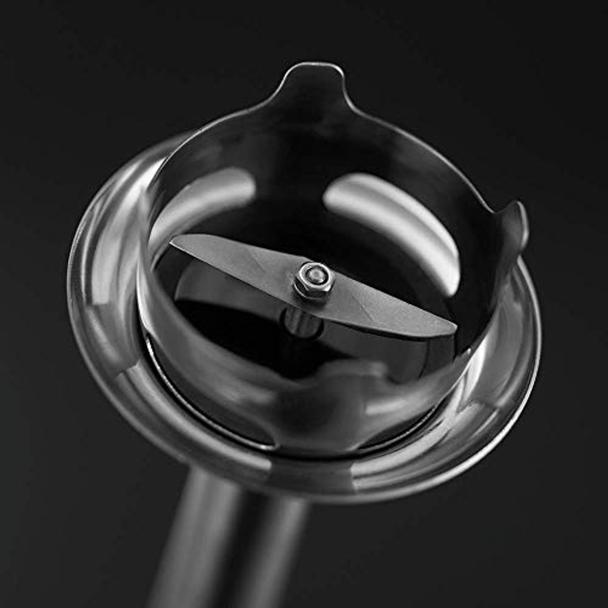 Zbliżenie metalowego ostrza blendera wewnątrz metalowej obudowy.