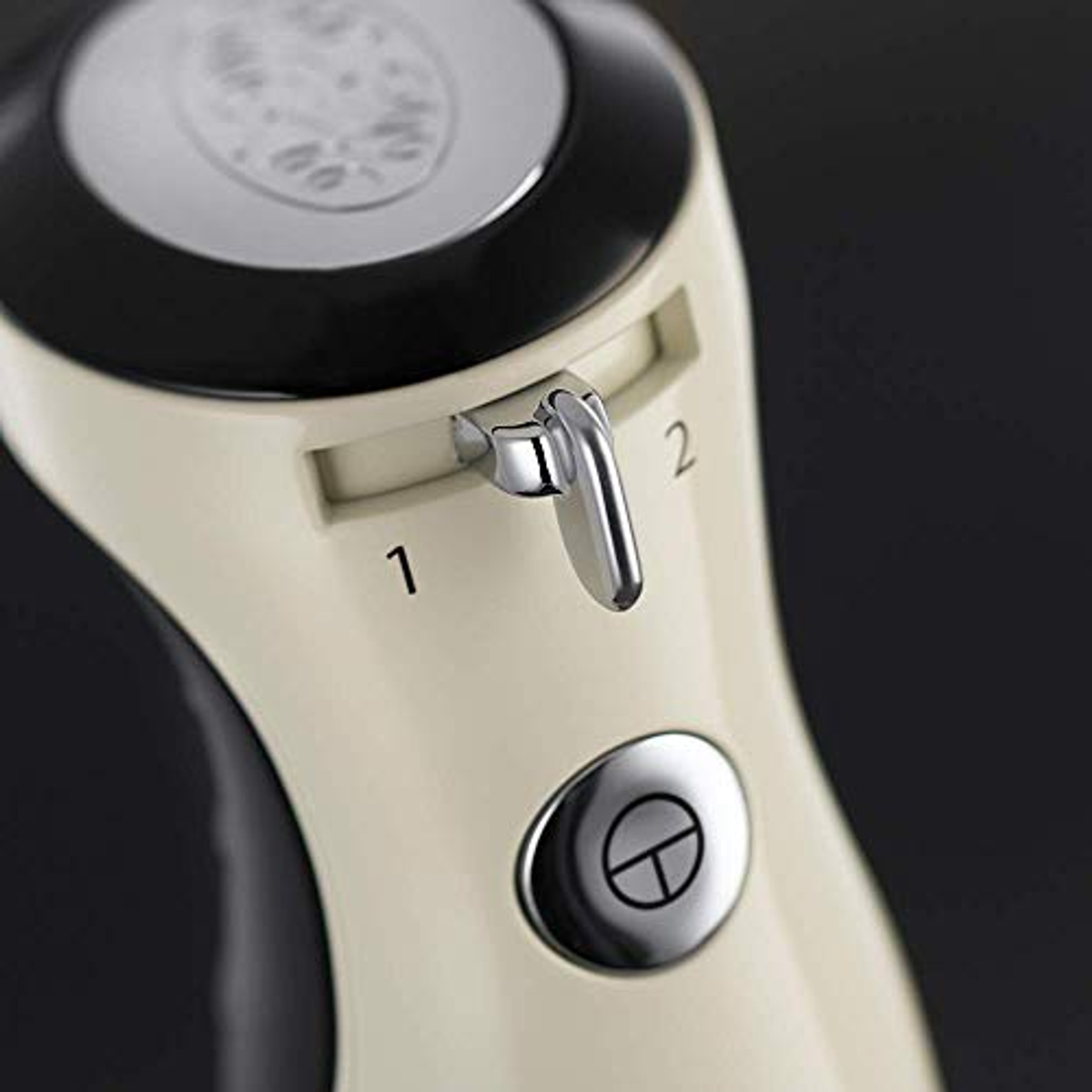 Zbliżenie panelu sterowania kremowego blendera ręcznego.