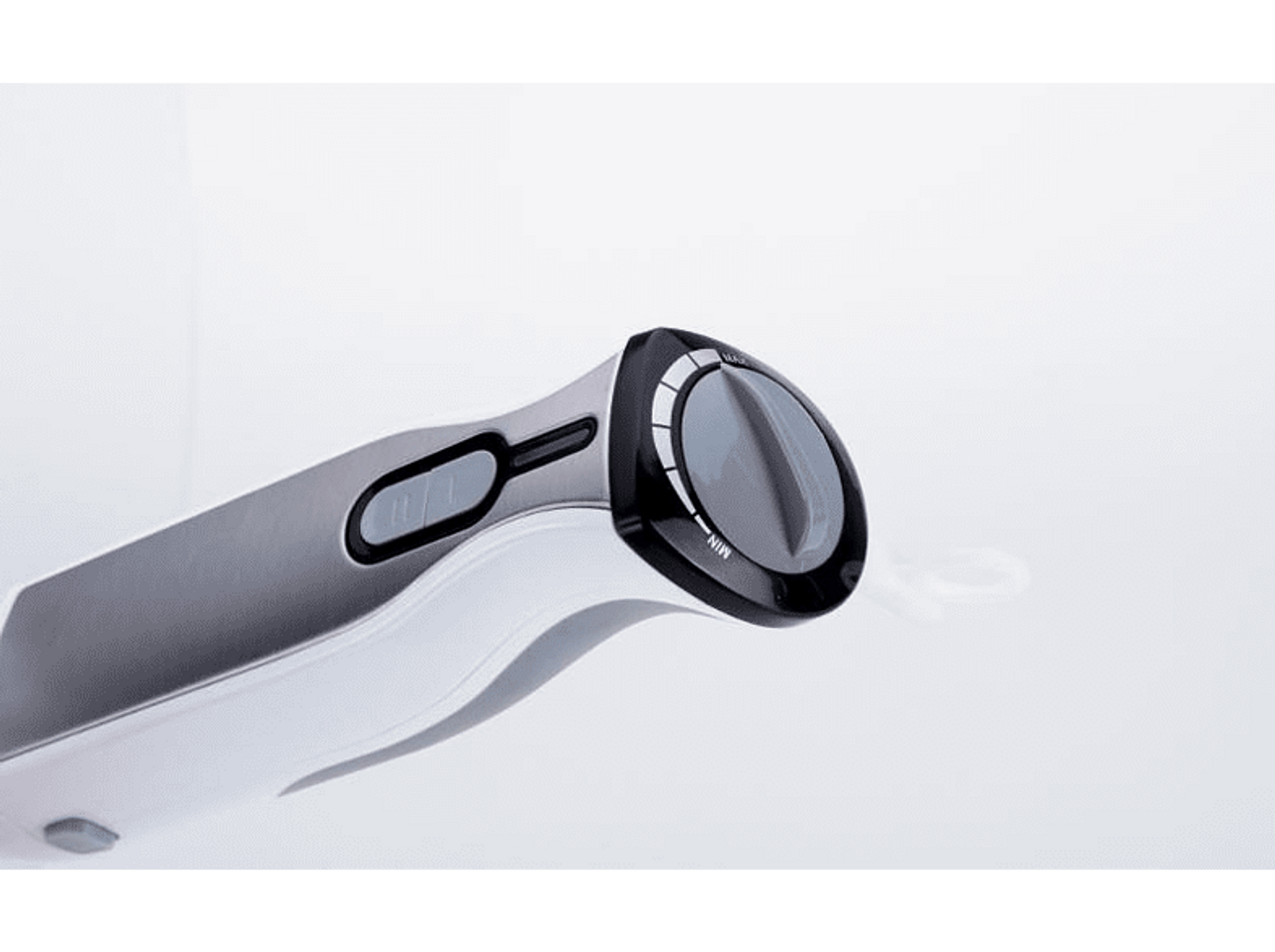 Zbliżenie panelu sterowania blendera ręcznego pokazujące przyciski i pokrętło.