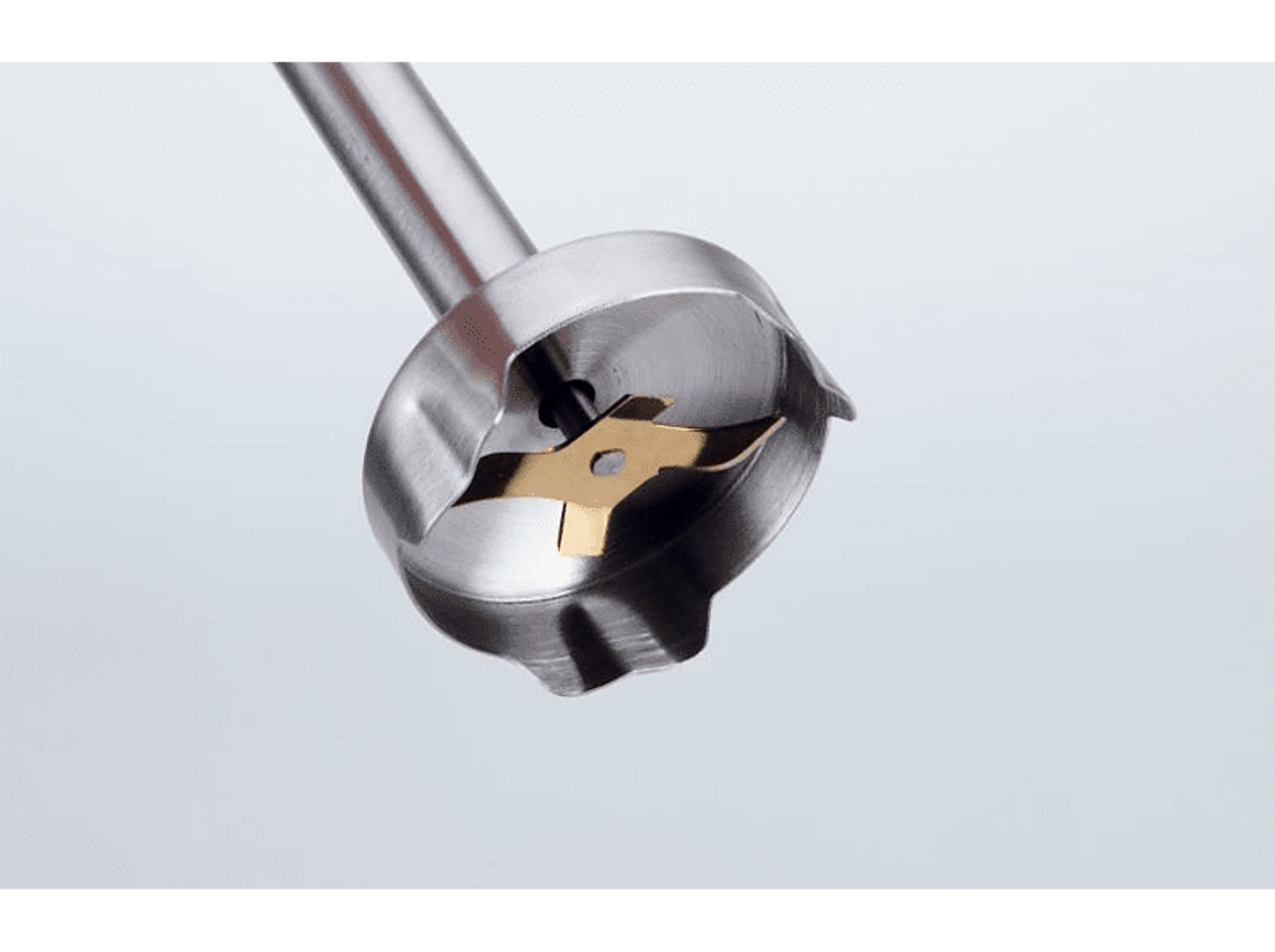 Zbliżenie ostrza blendera ze złotym środkiem.