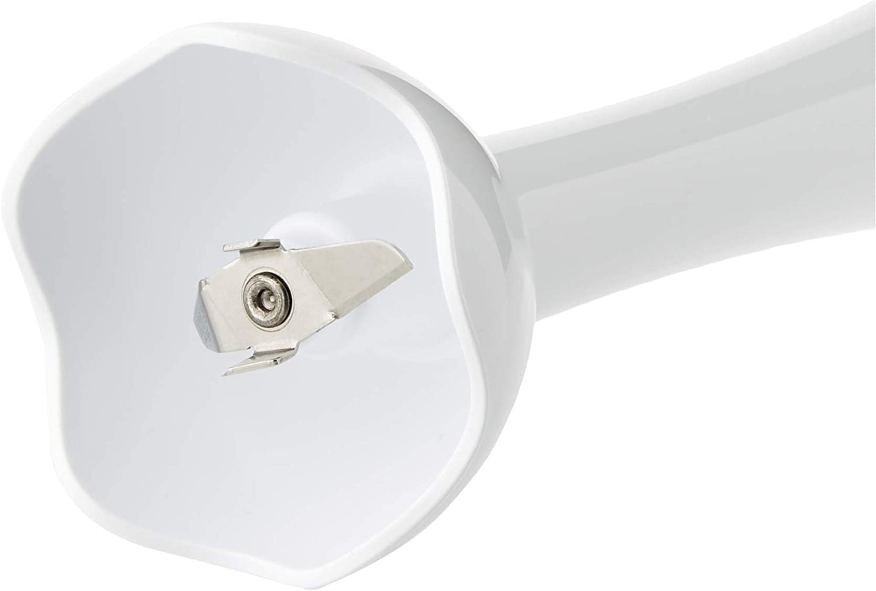 Zbliżenie głowicy białego blendera ręcznego z ostrzem.