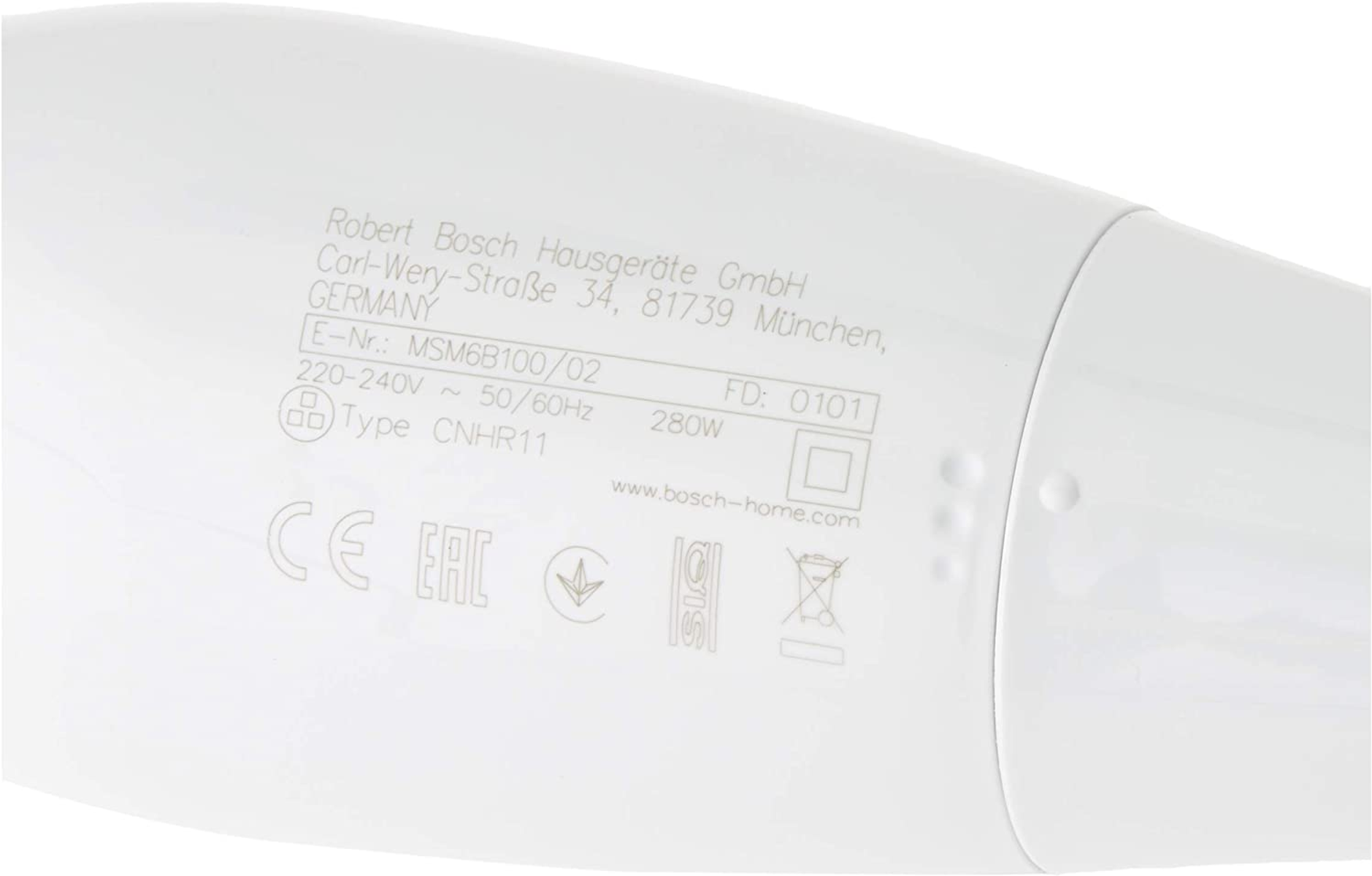 Zbliżenie białej suszarki do włosów z tekstem i symbolami, wyprodukowanej w Niemczech.