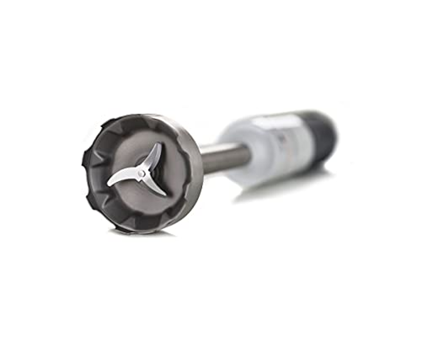 Zbliżenie na głowicę ostrza blendera. Ciemnoszare ostrze, wał ze stali nierdzewnej, białe tło.