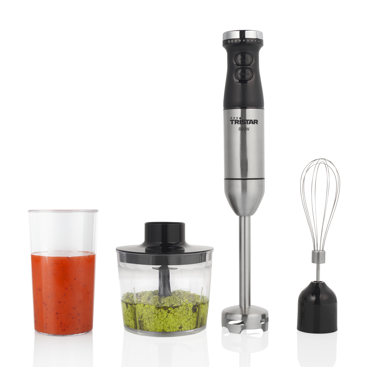 Stabmixer mit Zubehör, darunter ein Glas mit roter Flüssigkeit und eine Schüssel mit grünem Pesto.