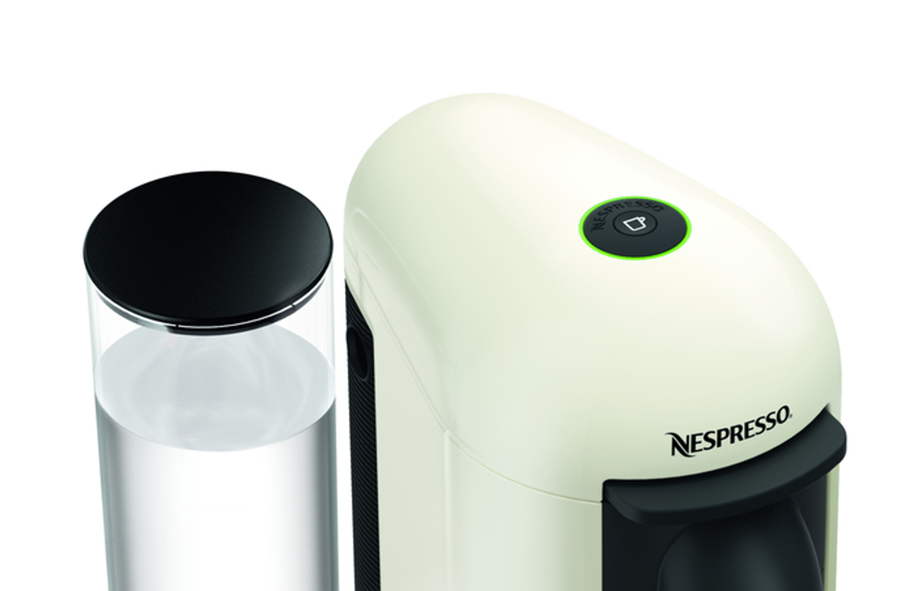 Nespresso Kaffeemaschine mit Wassertank. Weiß und cremefarben, schwarzer Deckel. Weißer Hintergrund.
