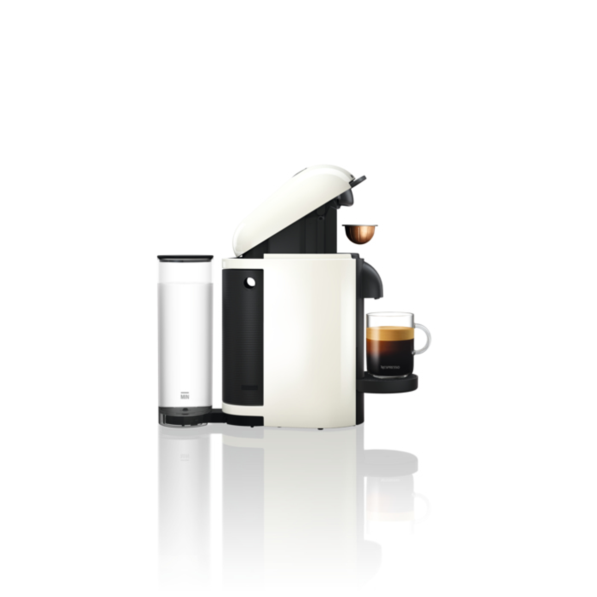Weiß-schwarze Nespresso-Maschine. Glas Kaffee auf Tablett. Wasserbehälter links.