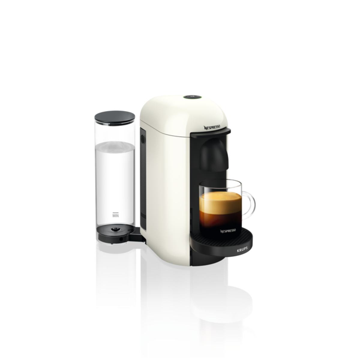 Eine weiß-schwarze Kaffeemaschine mit einem Glas Kaffee und einem Wasserbehälter links.