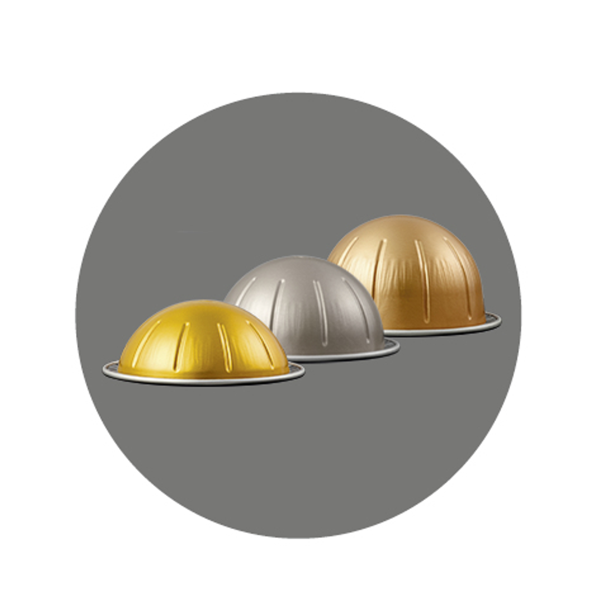 Drei Kaffeekapseln in Gold, Silber und Gold auf grauem, kreisförmigem Hintergrund.