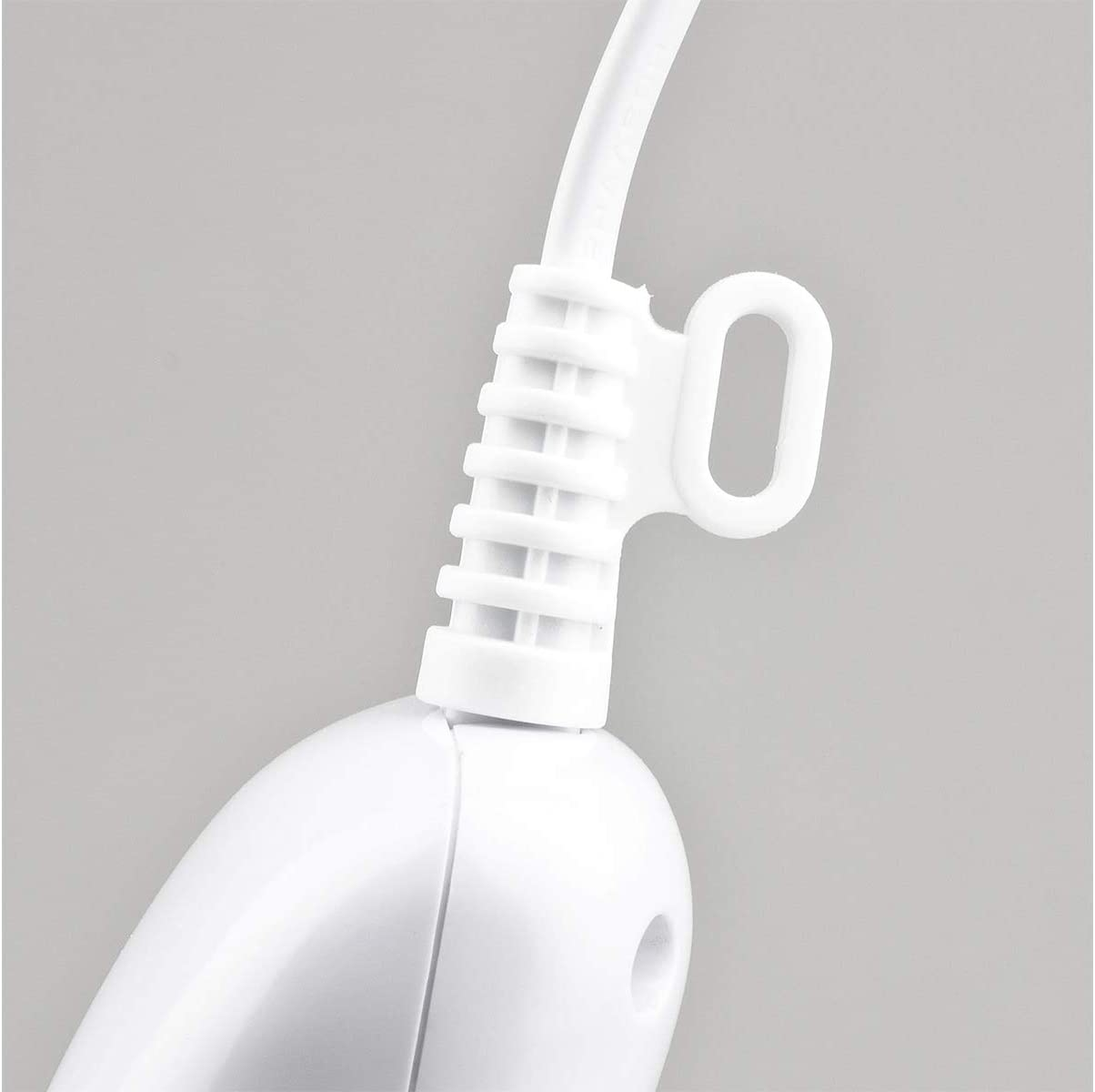 Frullatore a immersione bianco con un cavo di alimentazione bianco e grigio.