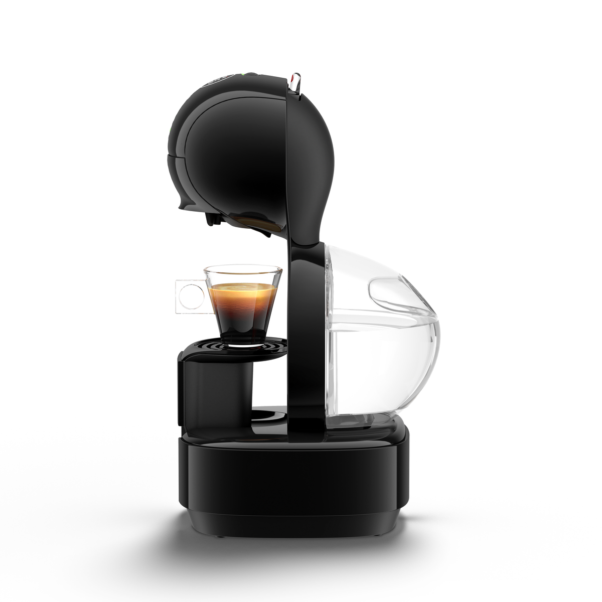 Cafetera negra con un vaso de café. Tanque de agua transparente visible.