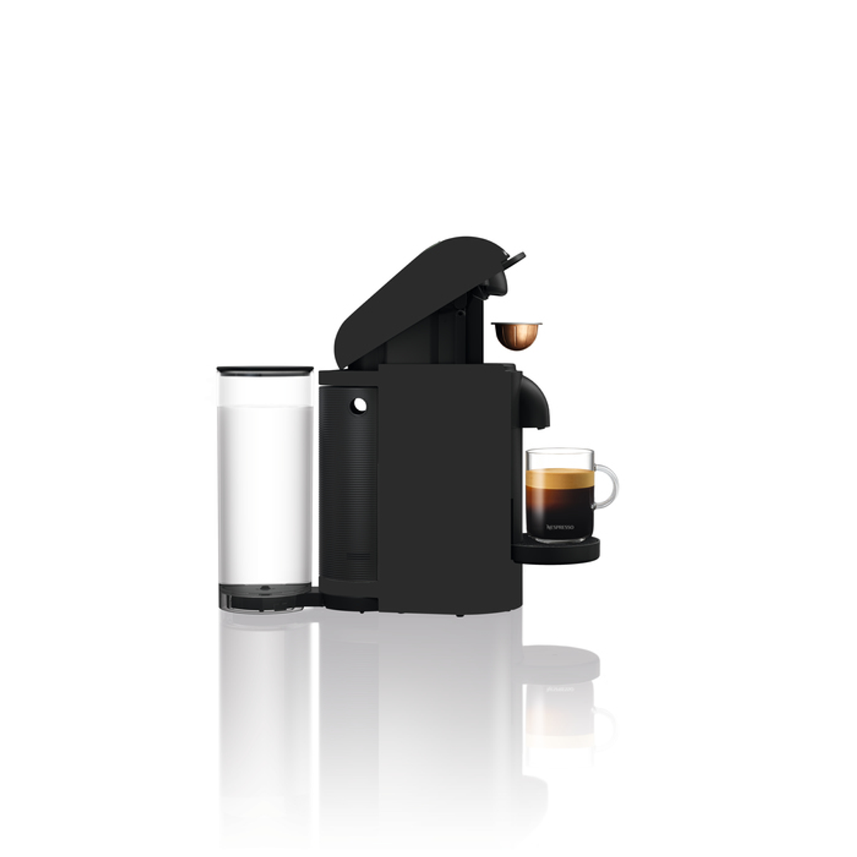 Cafetera Nespresso negra con un vaso de café y un depósito de agua.