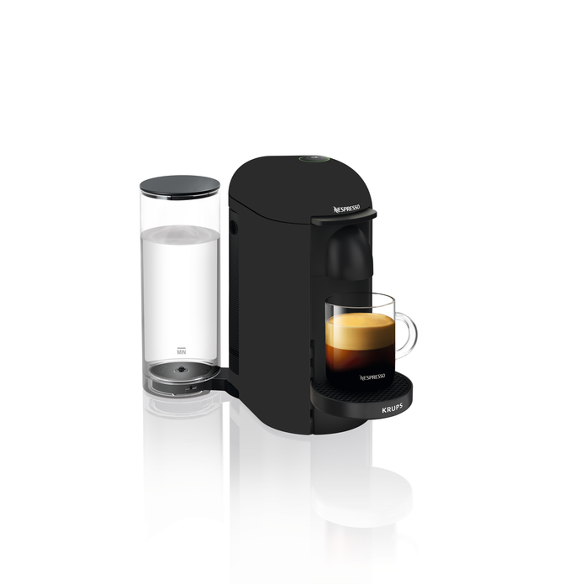 Una cafetera Nespresso negra con un vaso de café y un recipiente de agua.