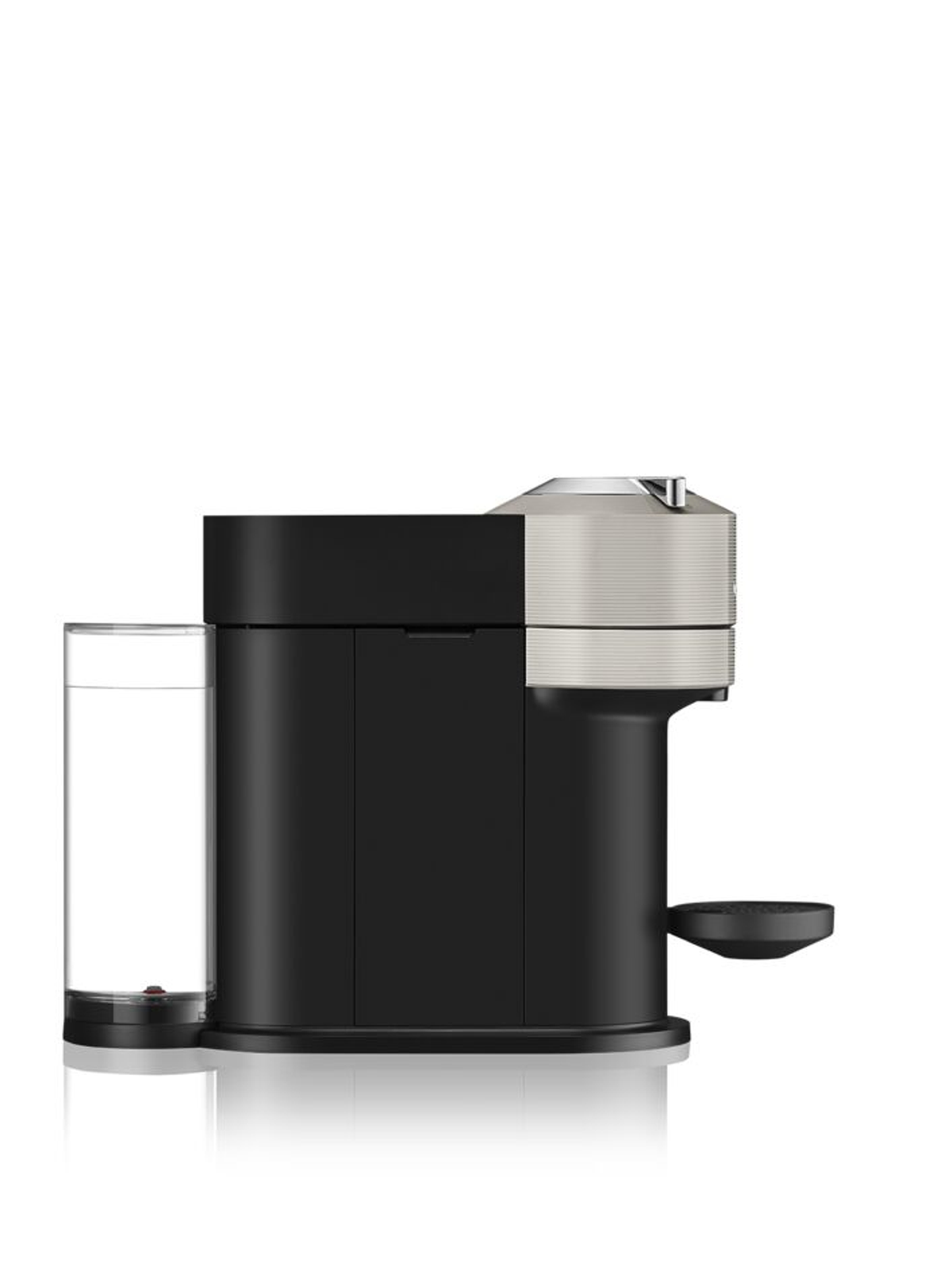 Eine schwarz-silberne Nespresso-Maschine mit Wassertank. Sie befindet sich auf weißem Hintergrund.