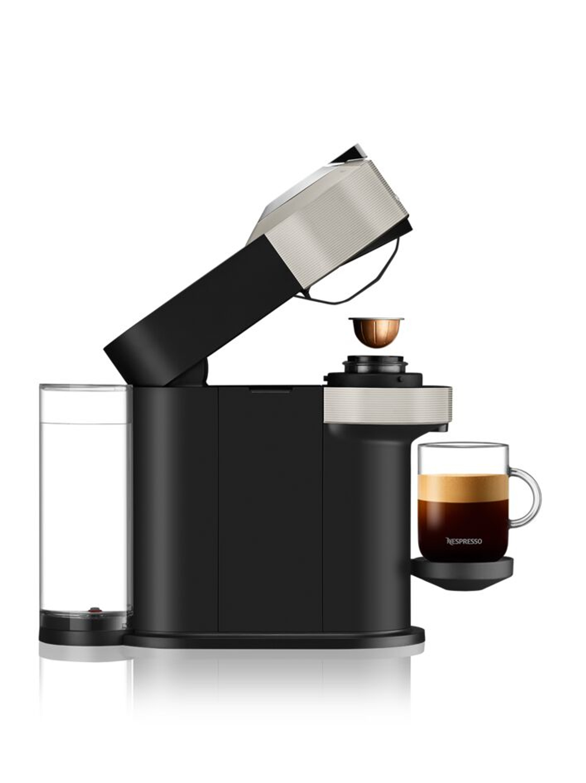 Eine schwarze Nespresso-Kaffeemaschine mit einem Glas Kaffee.