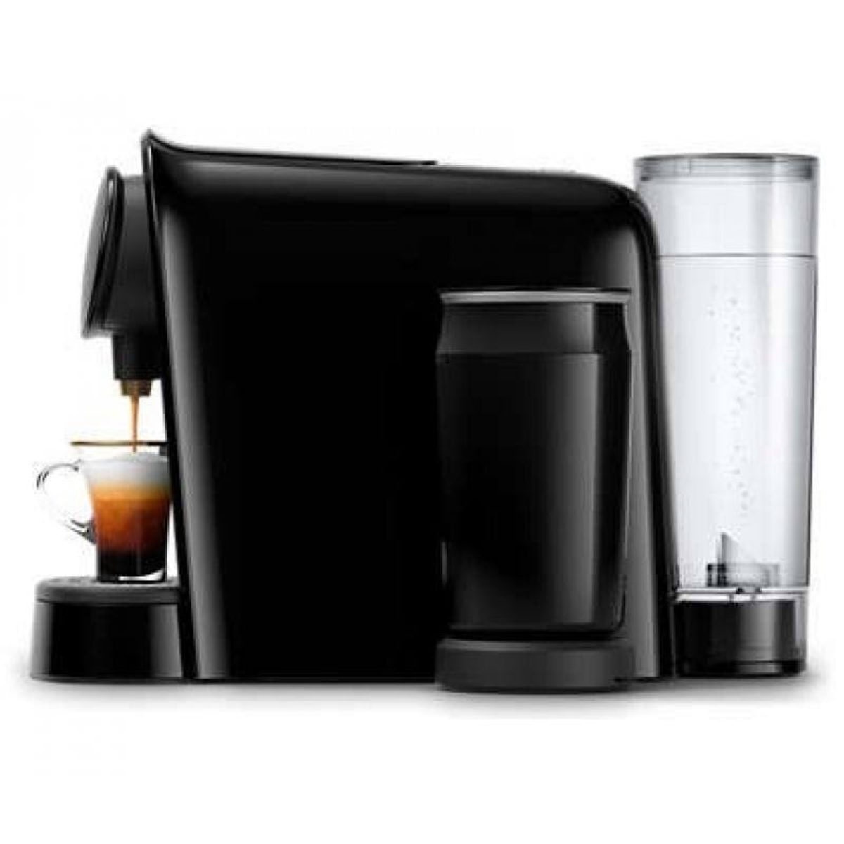 Cafetera negra con taza vertiendo café. Un contenedor de agua a un lado.