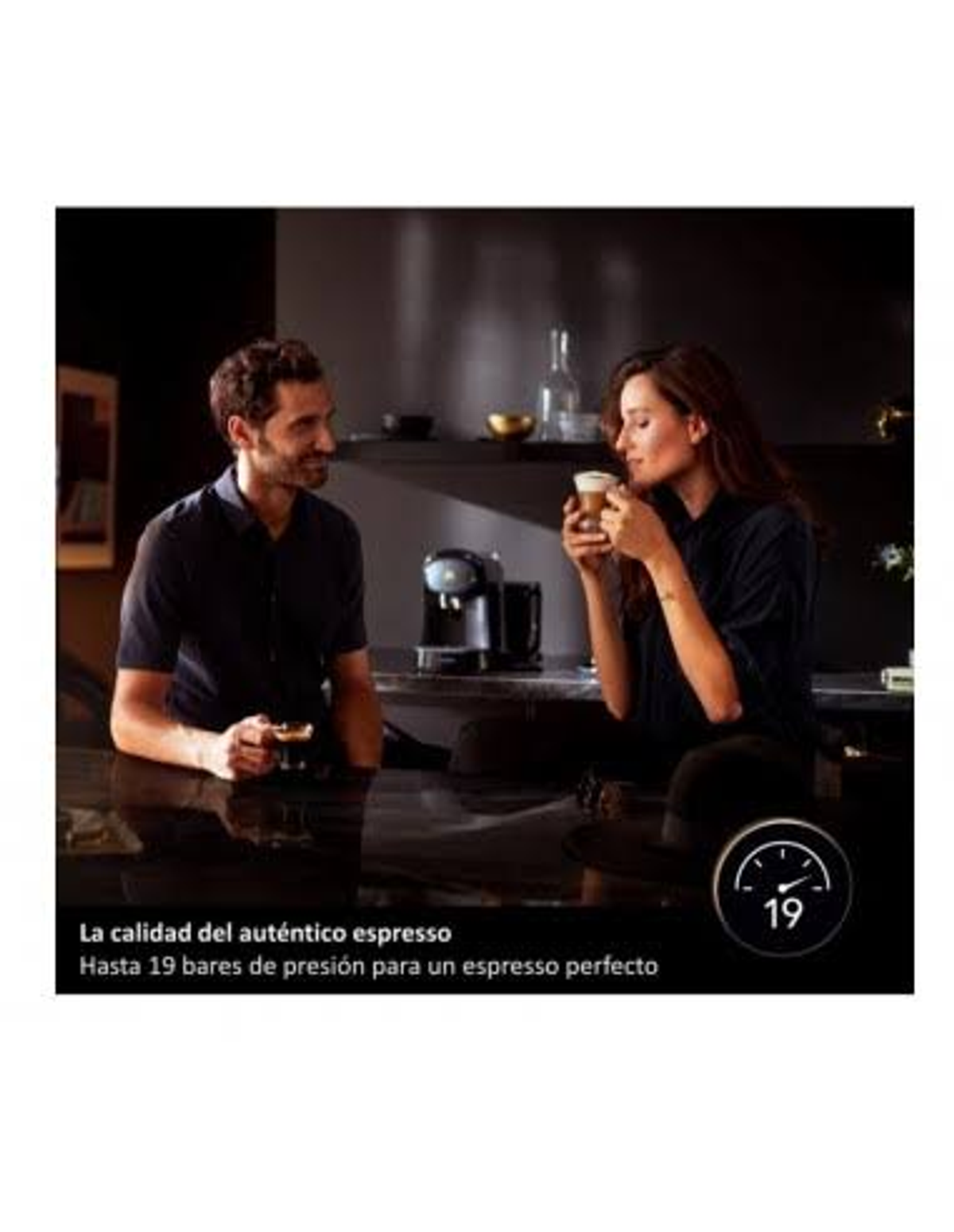 Hombre y mujer en cocina, disfrutando espresso, con máquina de café.