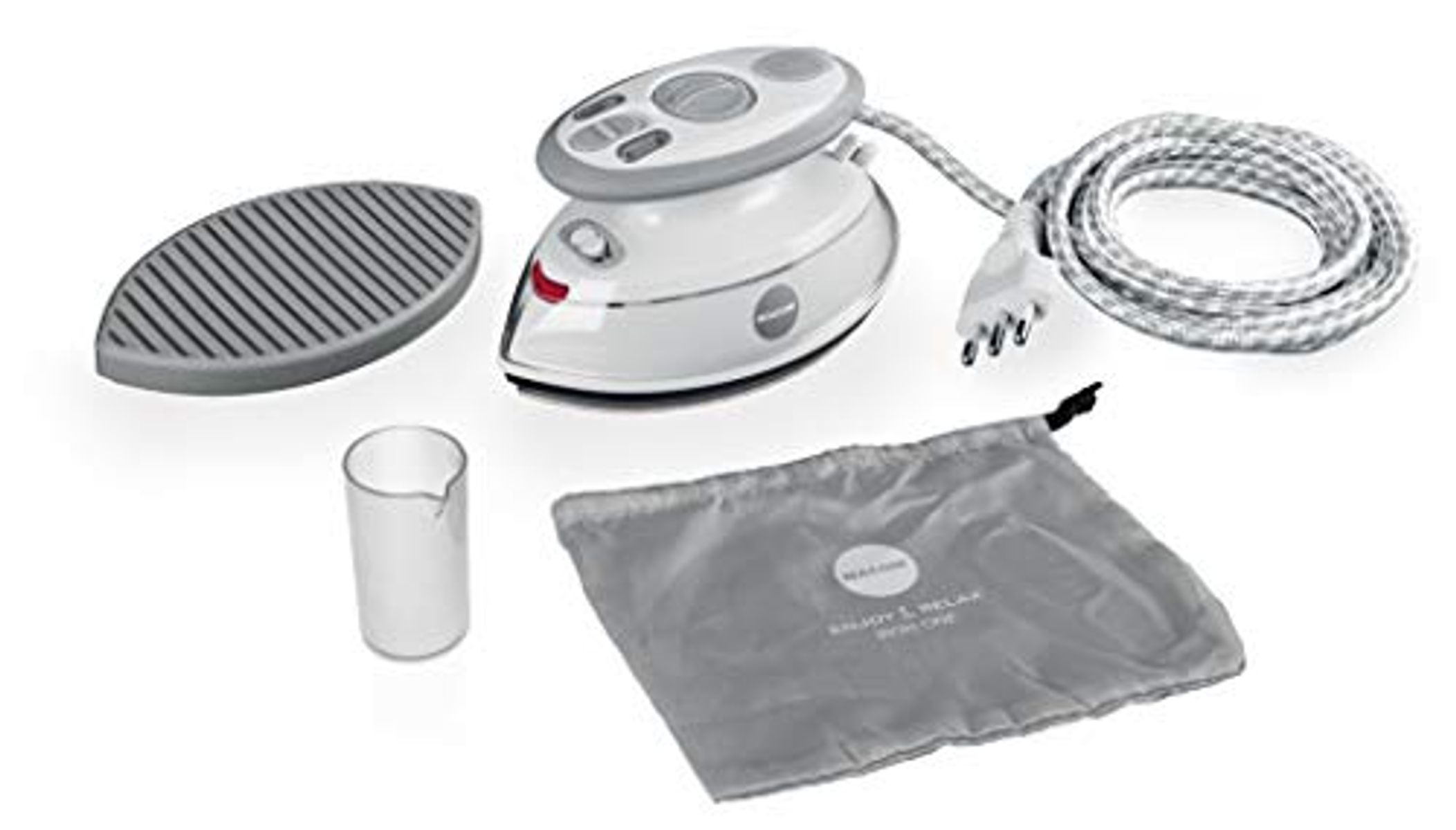Ferro da stiro da viaggio bianco e grigio con accessori. Ferro grigio, base vapore, tazza per l'acqua e borsa.