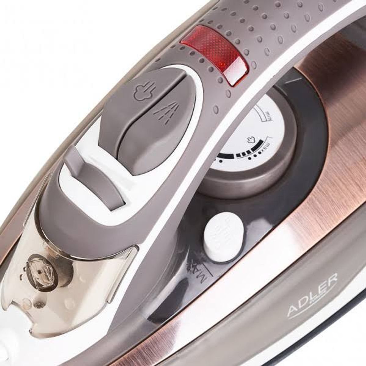 Zbliżenie panelu sterowania żelazka, z przyciskami, pokrętłem temperatury i czerwoną lampką kontrolną.