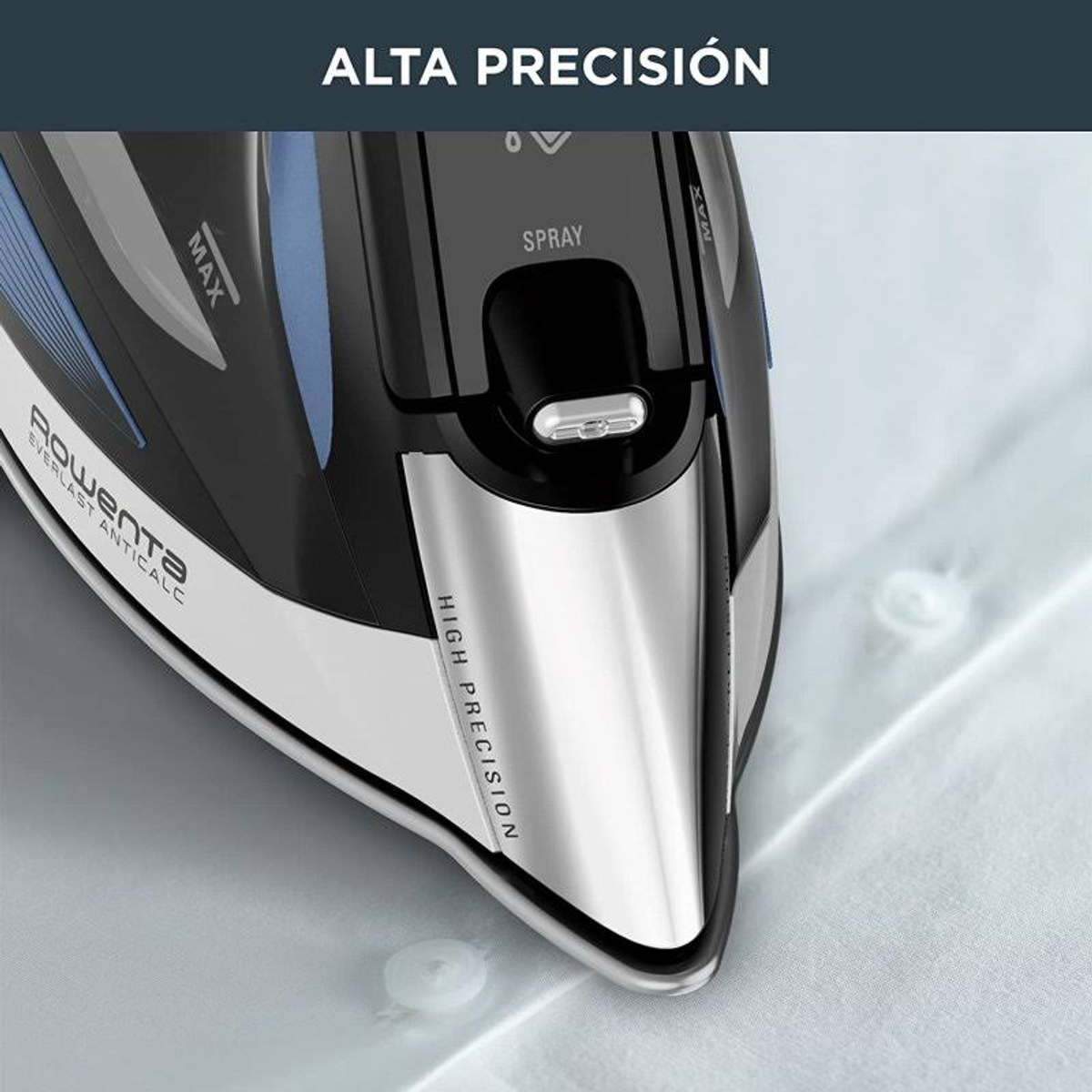 Nahaufnahme eines schwarzen und silbernen Bügeleisens auf einem weißen Hemd, mit dem Text 'Alta Precision'.