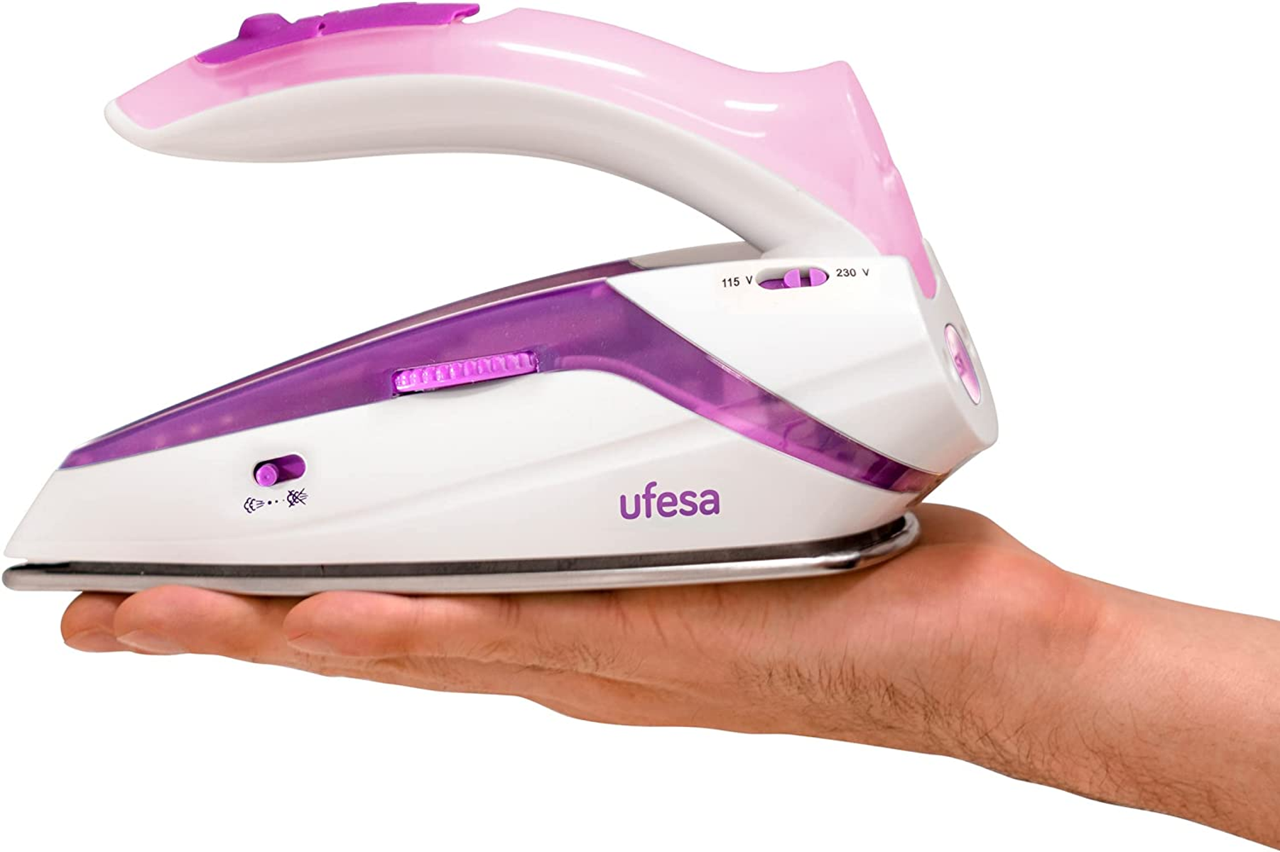 Eine Hand hält ein weißes und rosa Bügeleisen. Das Bügeleisen ist weiß mit rosa Akzenten und der Marke Ufesa.