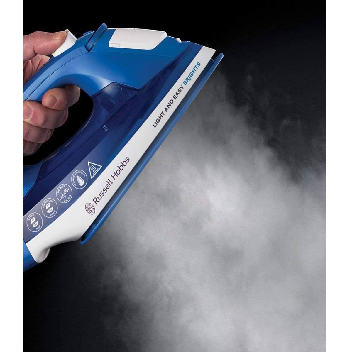 Buharlı mavi ve beyaz bir ütü. Ütünün beyaz bir tabanı ve mavi bir üstü vardır ve marka Russell Hobbs'tur.