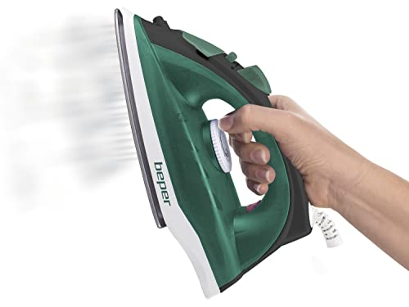 Ferro da stiro verde e bianco tenuto da una mano. Sfondo bianco. Angolo mostra la piastra.