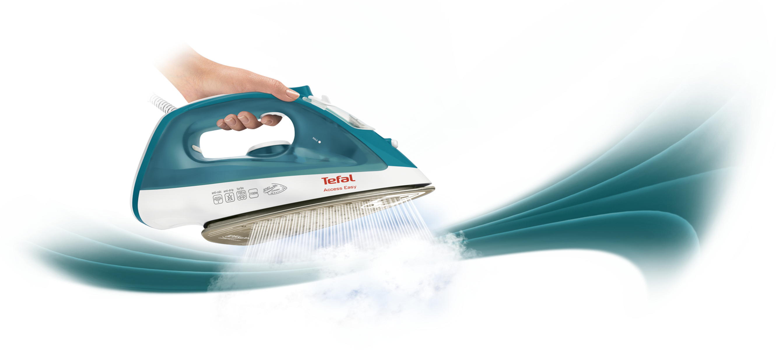 Turkusowe i białe żelazko z parą wydobywającą się z dołu. Ręka trzyma żelazko na białym tle.