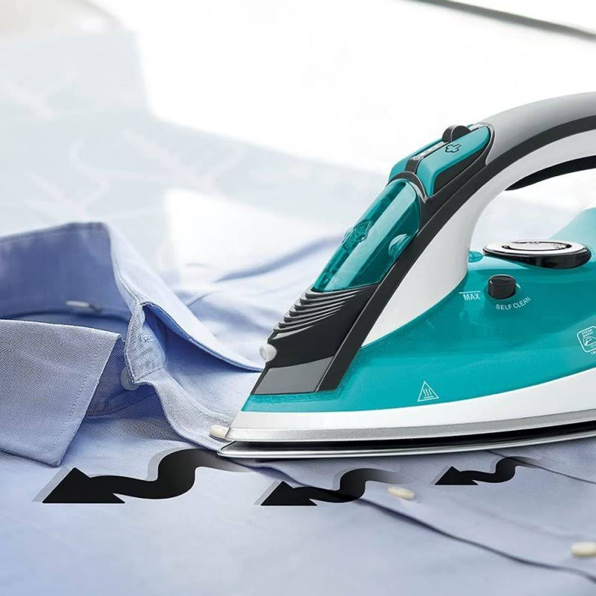 Turkusowe żelazko prasujące niebieską koszulę. Czarne strzałki wskazują kierunki prasowania.