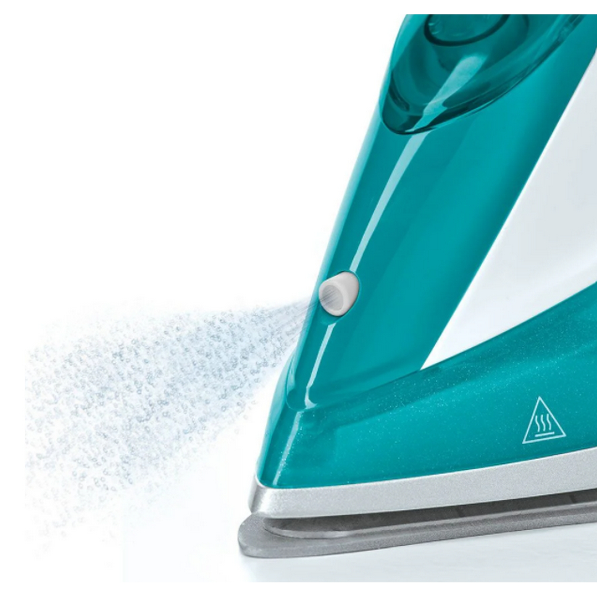 Zbliżenie turkusowego żelazka rozpylającego wodę. Białe tło.