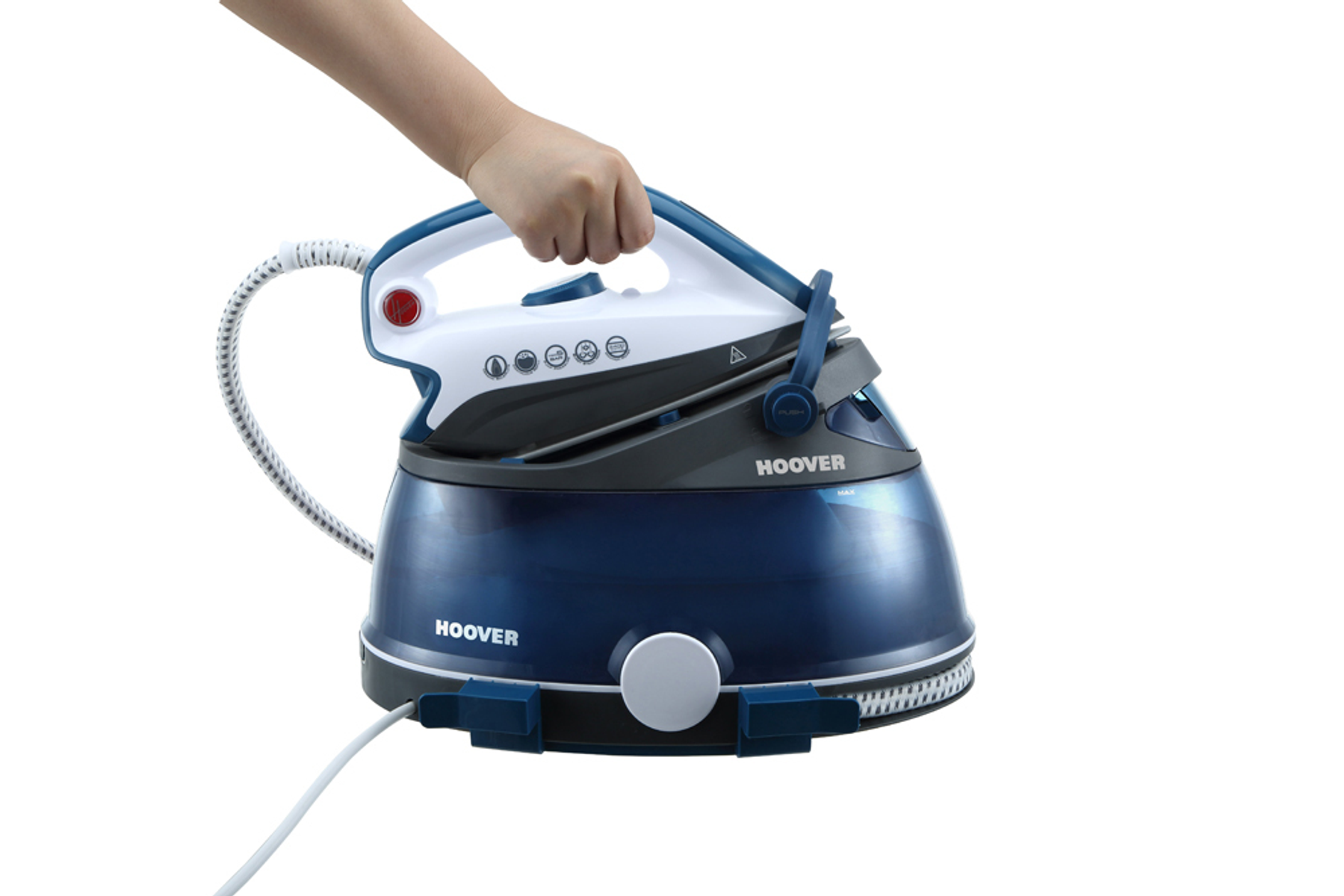 Eine Hand, die ein blau-weißes Hoover-Bügeleisen und einen Wassertank hält.