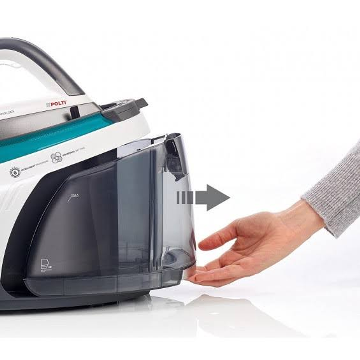 Die Hand einer Person zieht den Wassertank von einem weißen und tealfarbenen Bügeleisen ab.