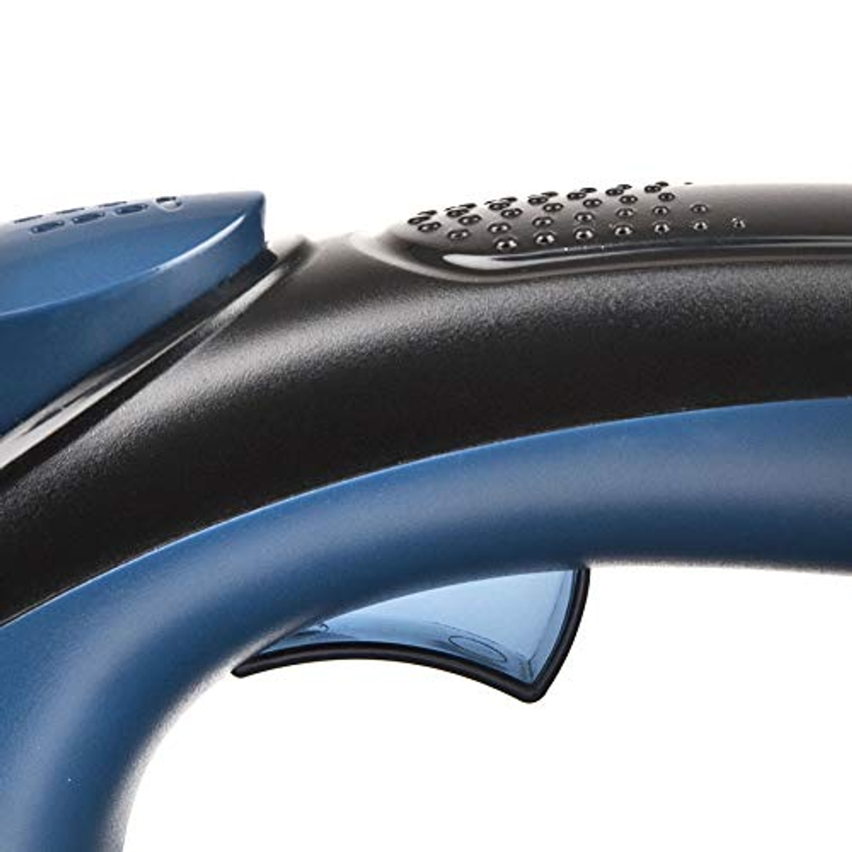 Primo piano di un aspirapolvere portatile blu e nero. L'aspirapolvere ha un'impugnatura e prese d'aria.