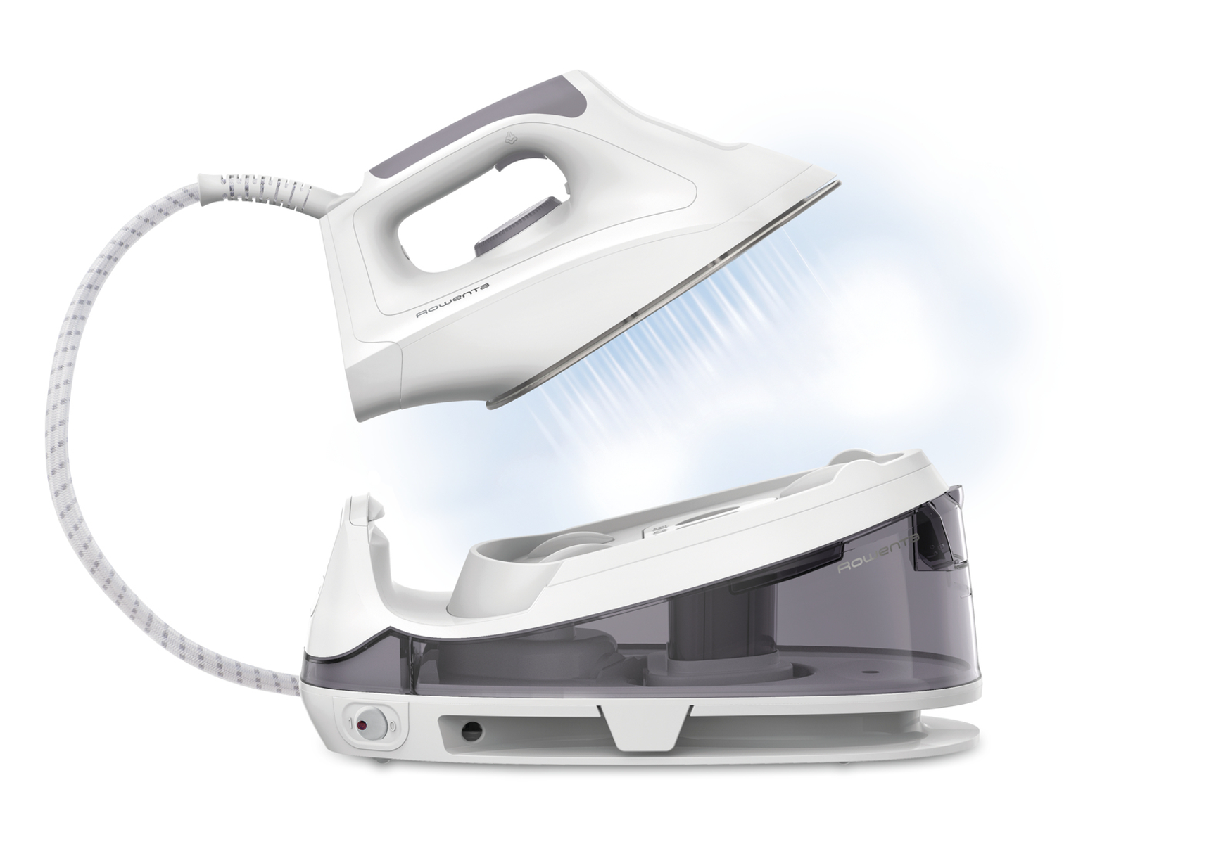 Plancha blanca con vapor ascendente, encima de una base blanca y gris, fondo blanco.