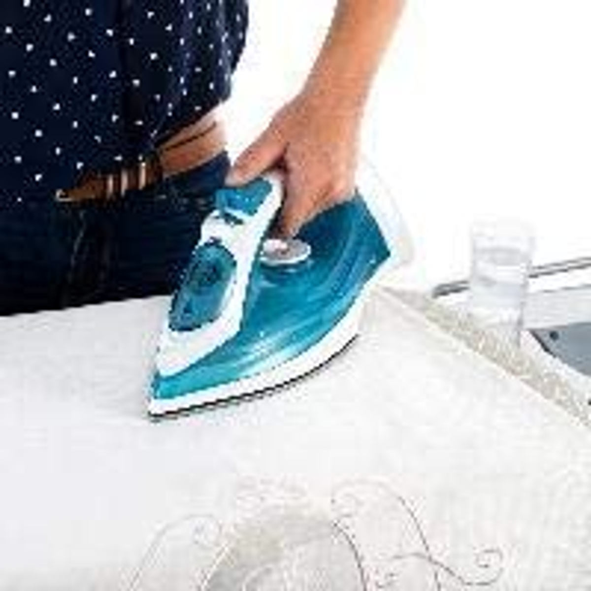 Una persona planchando tela blanca con una plancha azul y blanca en una tabla de planchar.