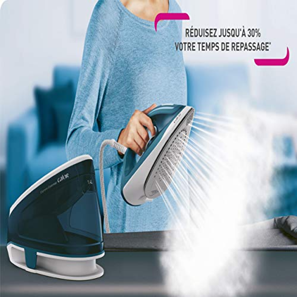 Una mujer usando una plancha azul y blanca. Sale vapor, una segunda plancha está a la izquierda.