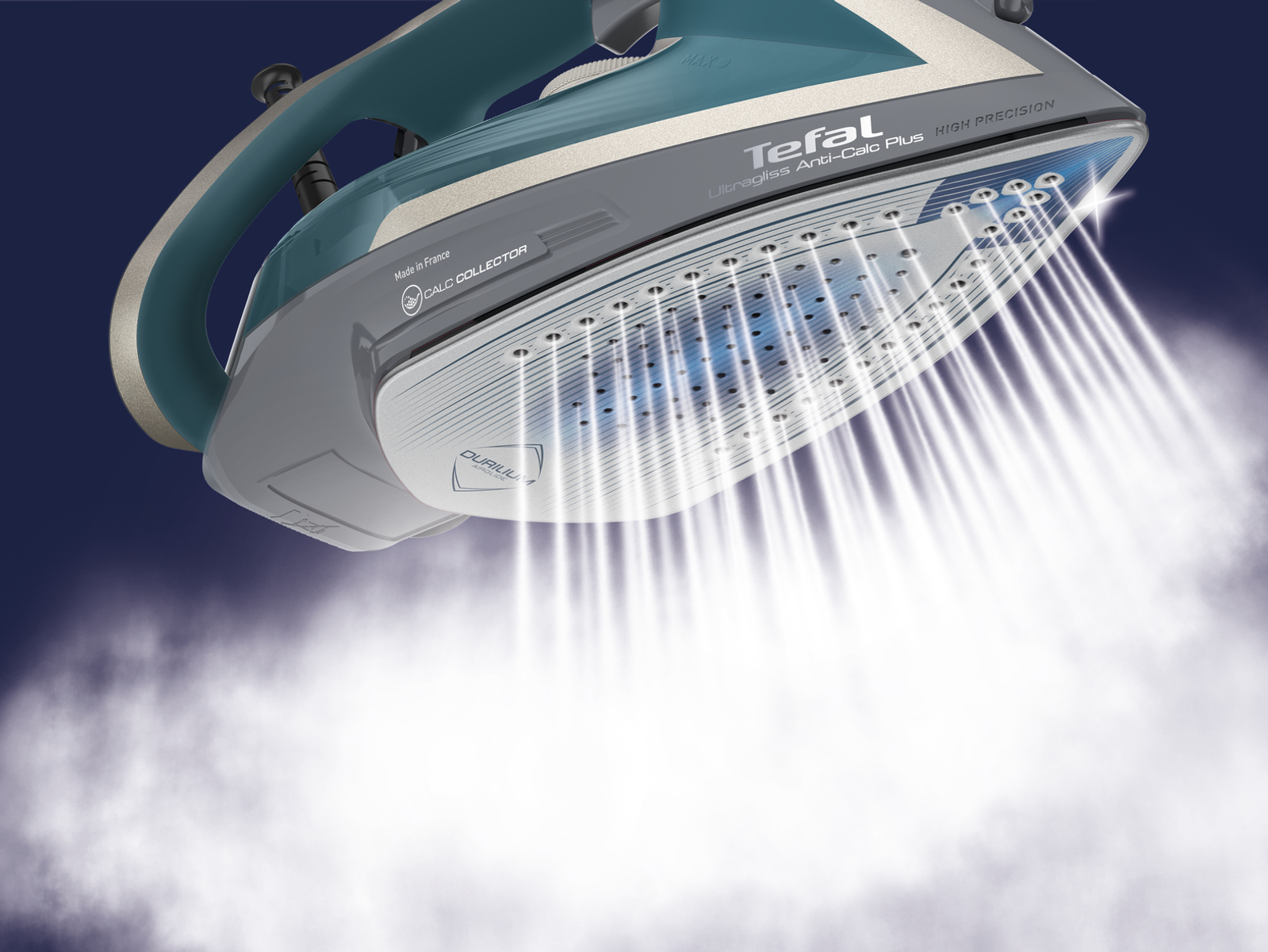 Ein Bügeleisen, das auf blauem Hintergrund dampft, mit Dampfstrahlen und den Worten Tefal und Anti-Calc Plus.