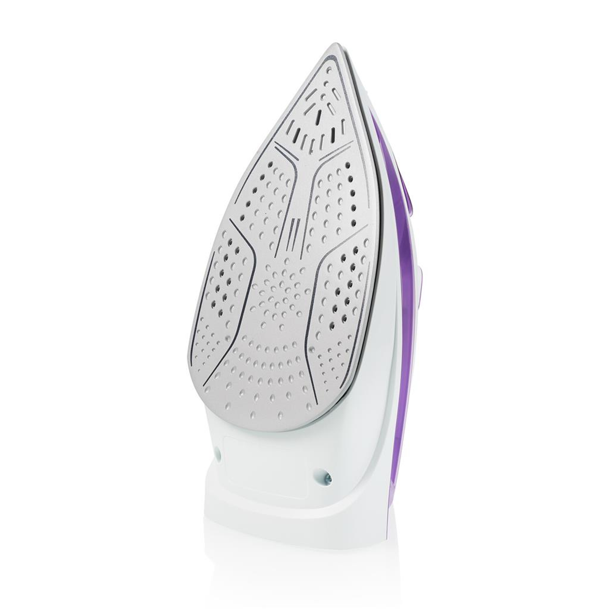 Primer plano de la suela de una plancha blanca y morada, que muestra los orificios de vapor y el diseño.