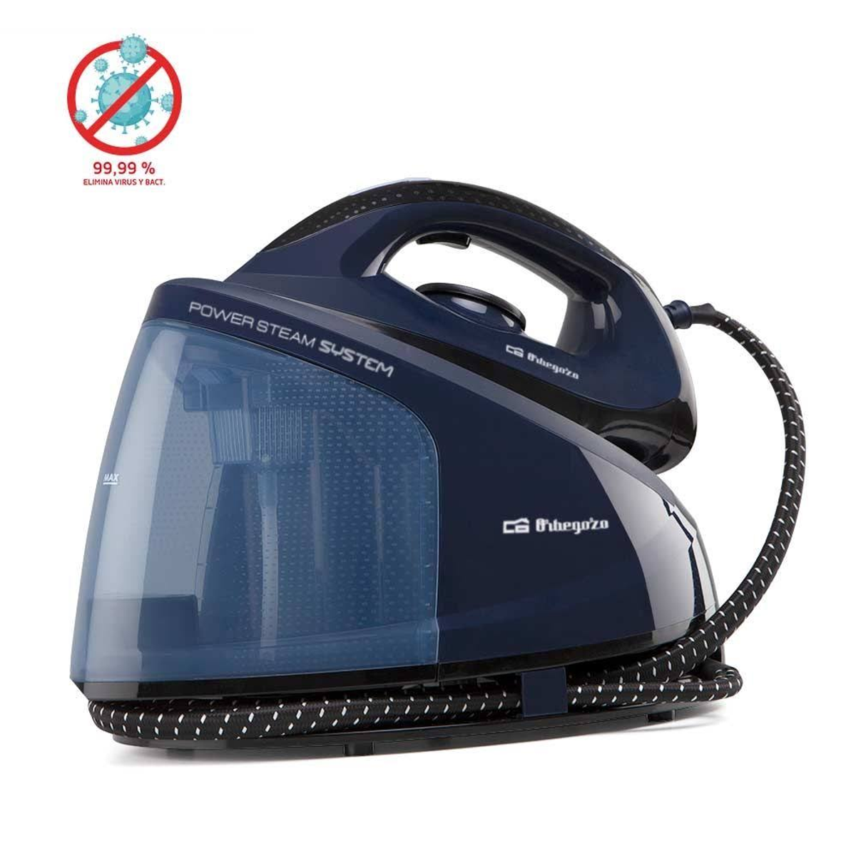 Plancha de vapor azul oscuro con depósito de agua transparente y manguera negra.