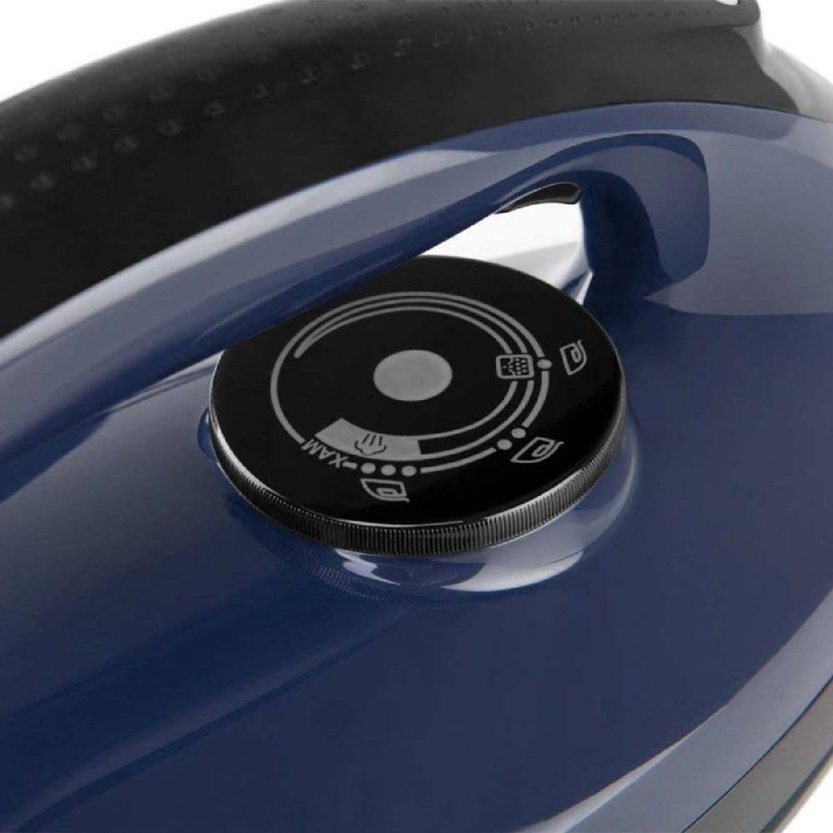Primer plano de una plancha azul con un dial de temperatura negro.
