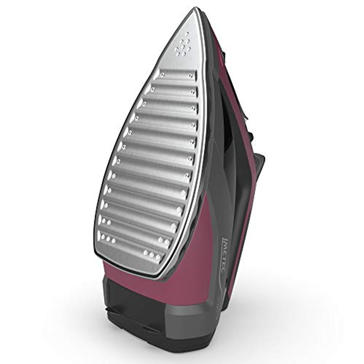 Nahaufnahme eines Bügeleisens, abgewinkelt, um die Bügelplatte zu zeigen. Das Bügeleisen hat ein rot-schwarzes Design.