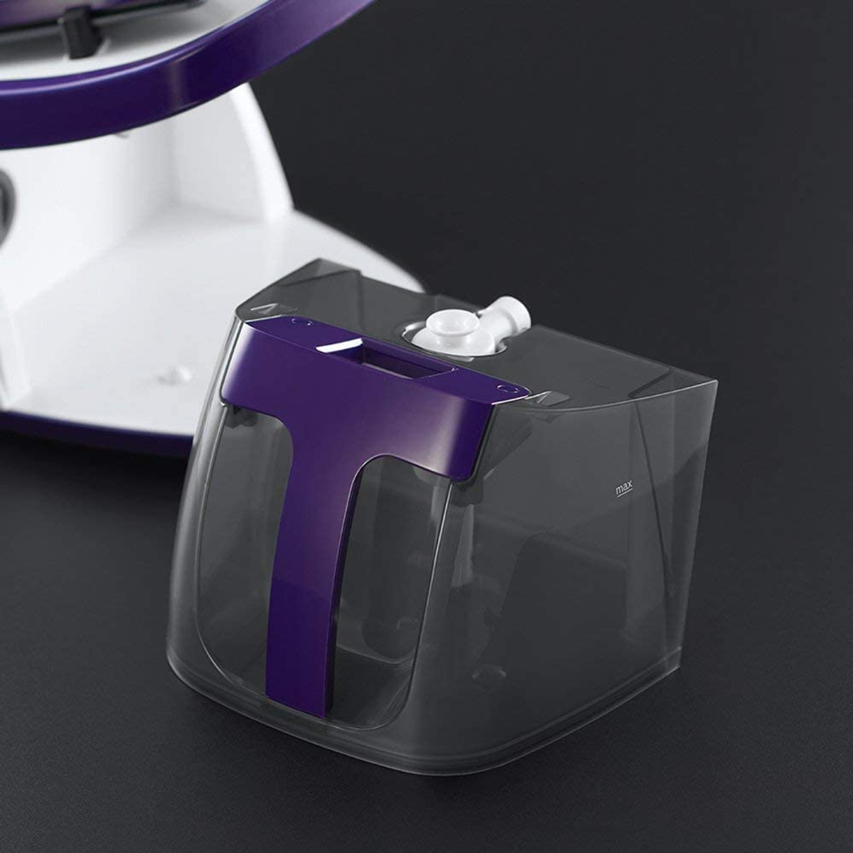 Un depósito de agua de plástico morado para una plancha. El depósito tiene un asa.