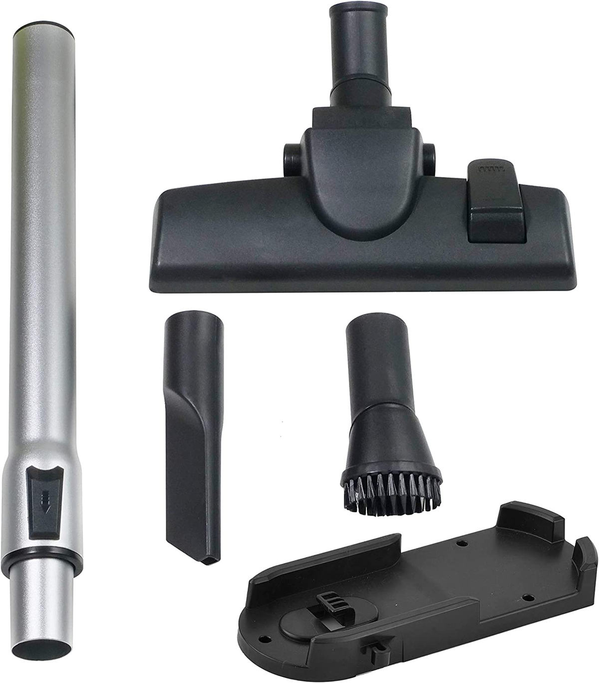 Różne przystawki do odkurzacza na białym tle. W tym rura, szczotka i głowica.