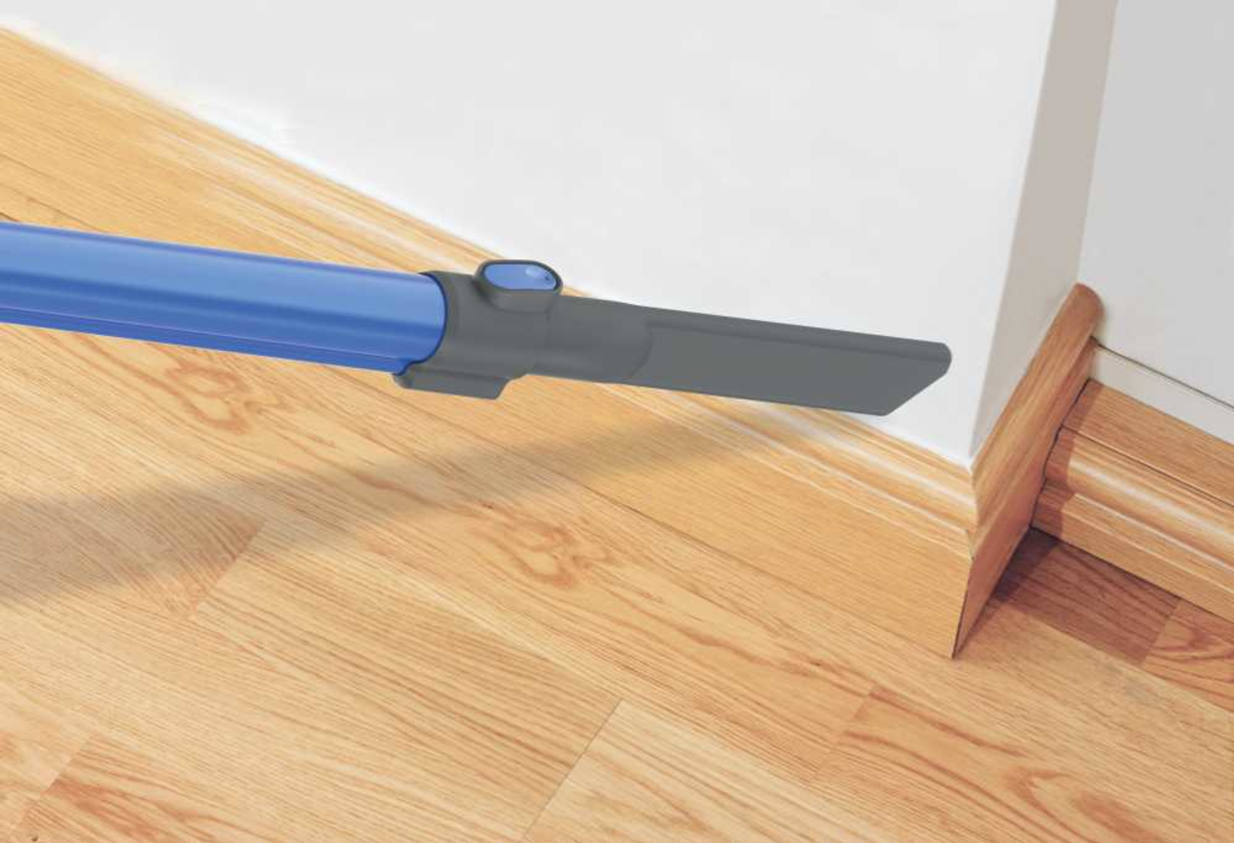 Ein Staubsaugeraufsatz reinigt einen Holzboden. Der Aufsatz ist grau und blau.